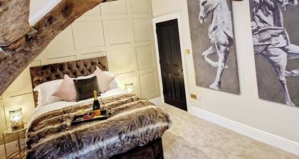 Hamilton-The Cruck luxury let