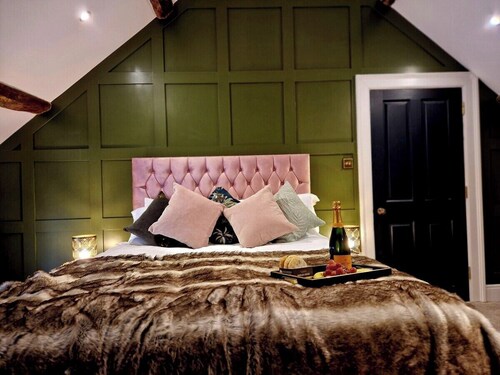 Hamilton-The Cruck luxury let