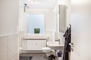 Chuveiro, secador de cabelo, toalhas de banho 