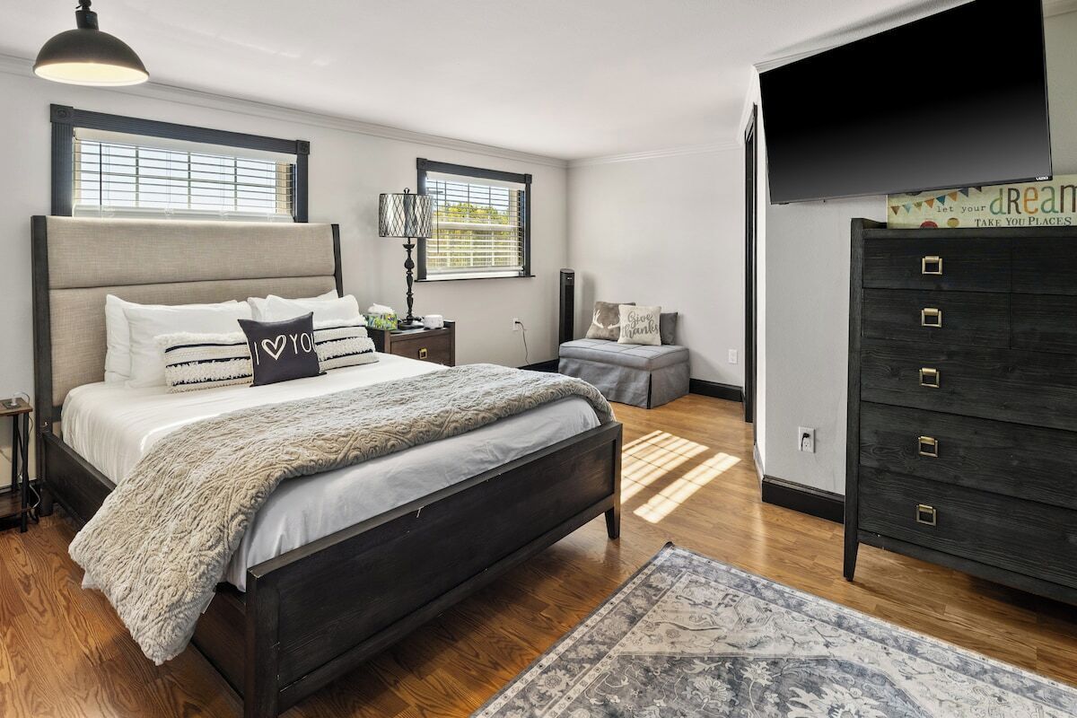 6 bedrooms, iron/ironing board, free WiFi, bed sheets