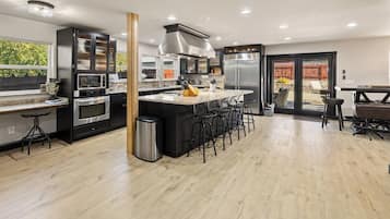 Microwave, oven, dishwasher, paper towels