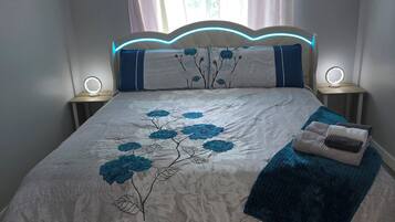 3 habitaciones, tabla de planchar con plancha, internet y ropa de cama