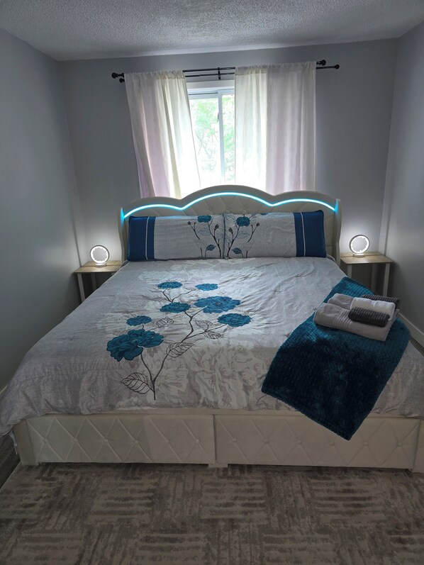 3 habitaciones, tabla de planchar con plancha, internet y ropa de cama