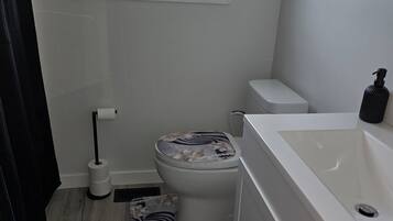 Een haardroger, handdoeken, zeep, toiletpapier