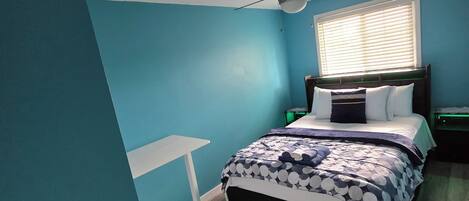 3 slaapkamers, een strijkplank/strijkijzer, internet, beddengoed