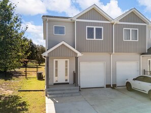 Exterior - New duplex; sleeps 6! Pet friendly! Perfect for professionals and families! (Boiling Springs)