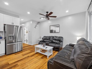 TV - New duplex; sleeps 6! Pet friendly! Perfect for professionals and families! (Boiling Springs)