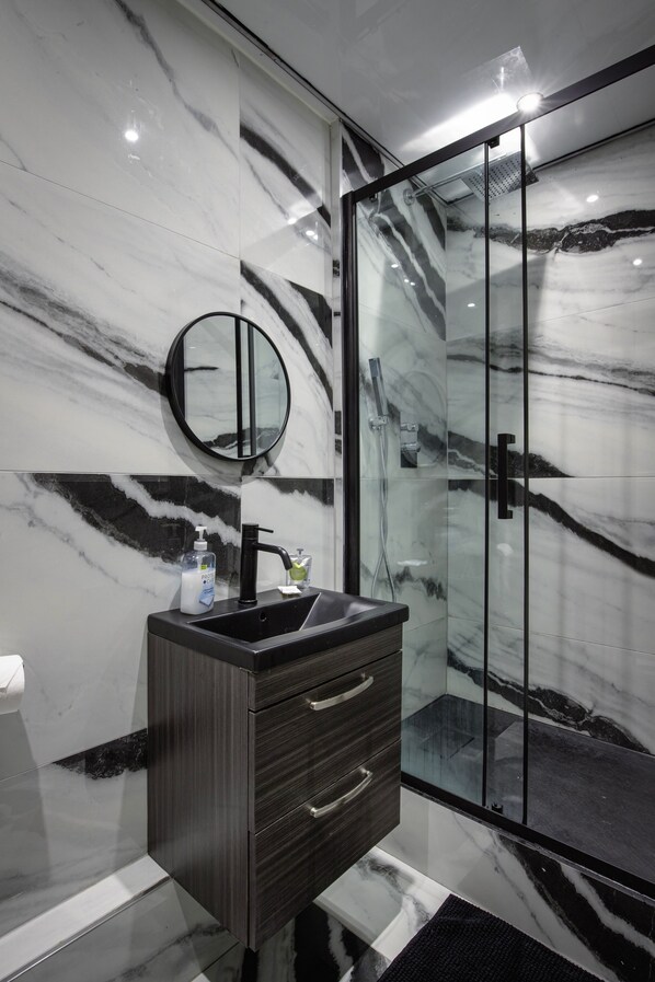 Shower, towels - Stylish Edinburgh Apartment (Edinburgh)