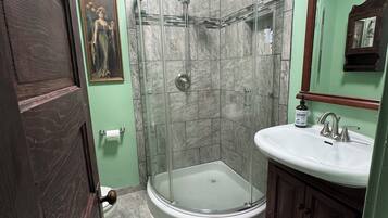 Doccia, asciugacapelli, asciugamani, sapone