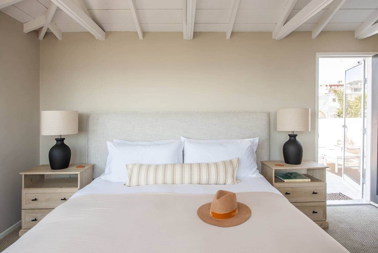 3 habitaciones, tabla de planchar con plancha, wifi y ropa de cama 