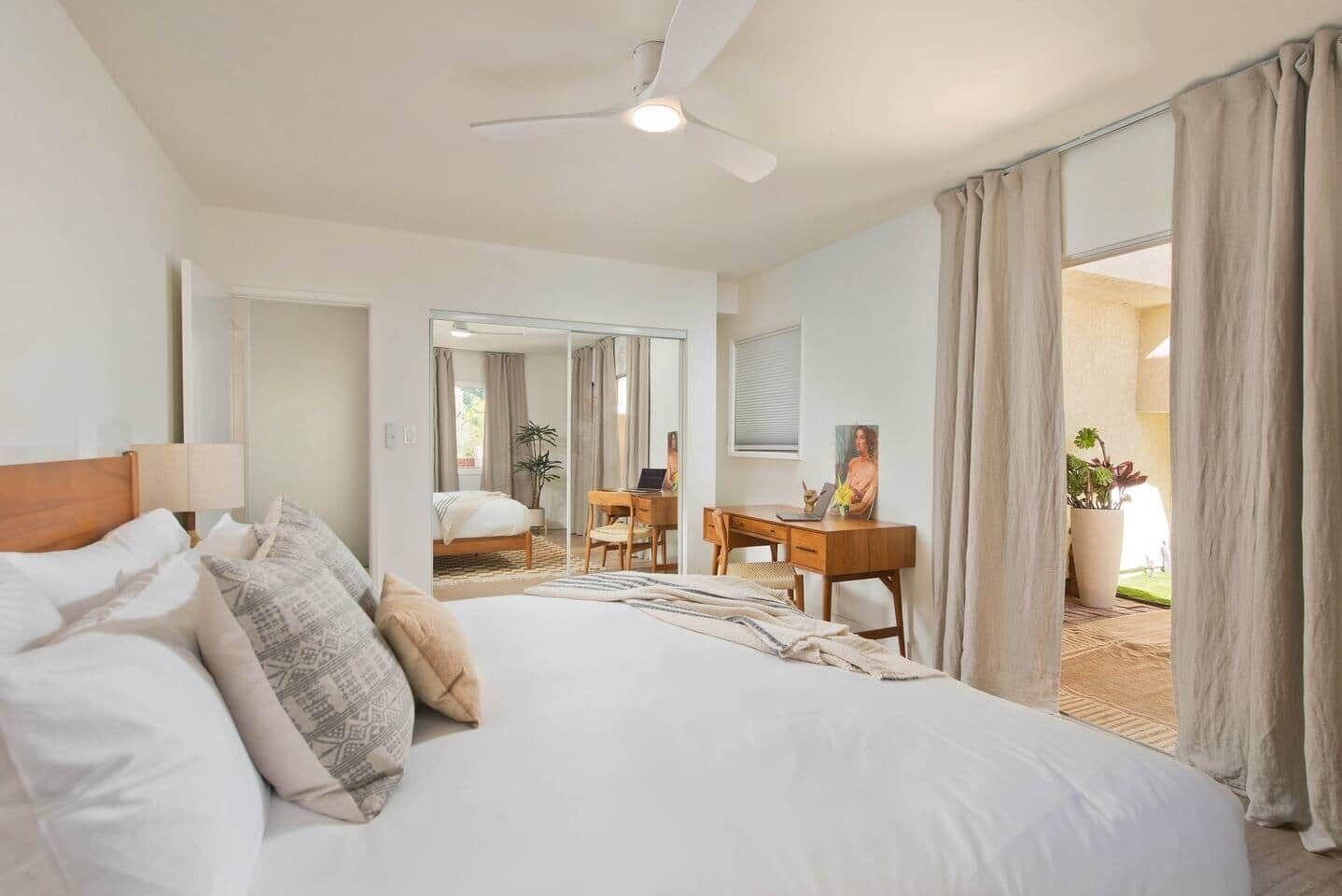 Tabla de planchar con plancha, wifi y ropa de cama 