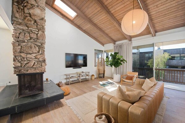 Televisión y chimenea 