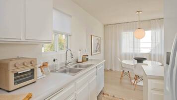 Réfrigérateur, four à micro-ondes, un four, surface de cuisson