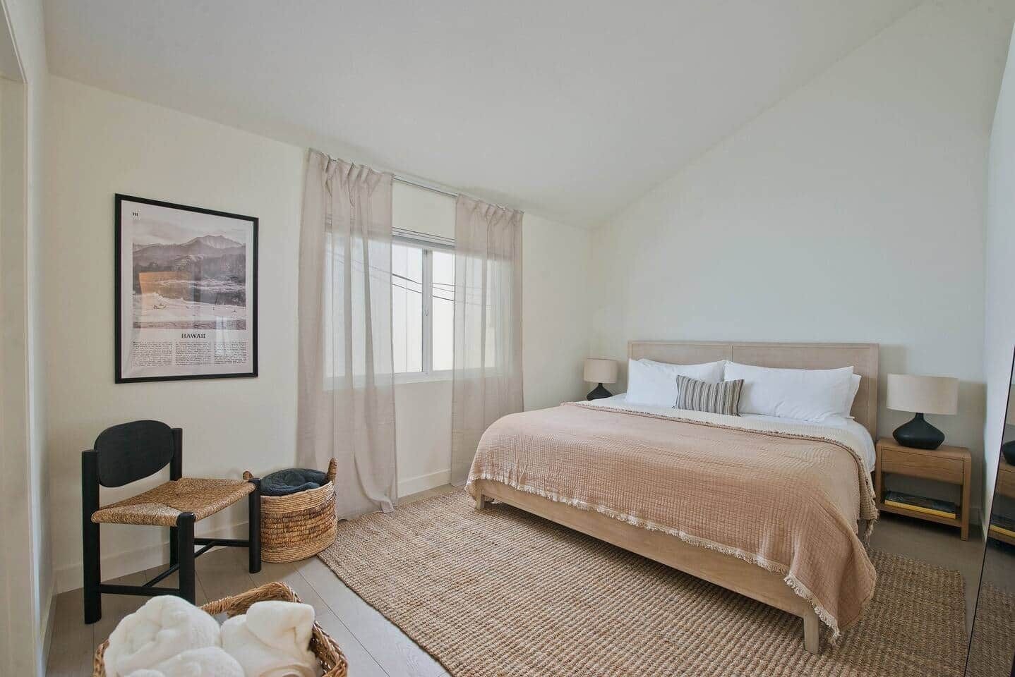 5 bedrooms, iron/ironing board, WiFi, bed sheets