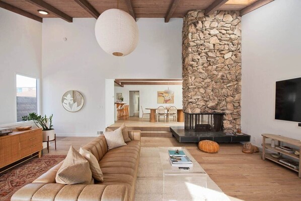 TV, fireplace