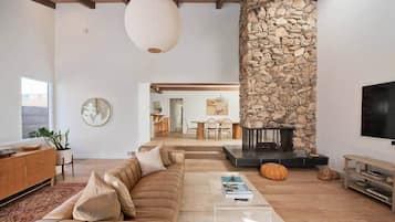 Televisión y chimenea