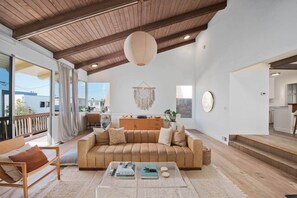 TV, fireplace - 5 Bedroom Family Beach House*Ocean Views*Parking (Manhattan Beach)