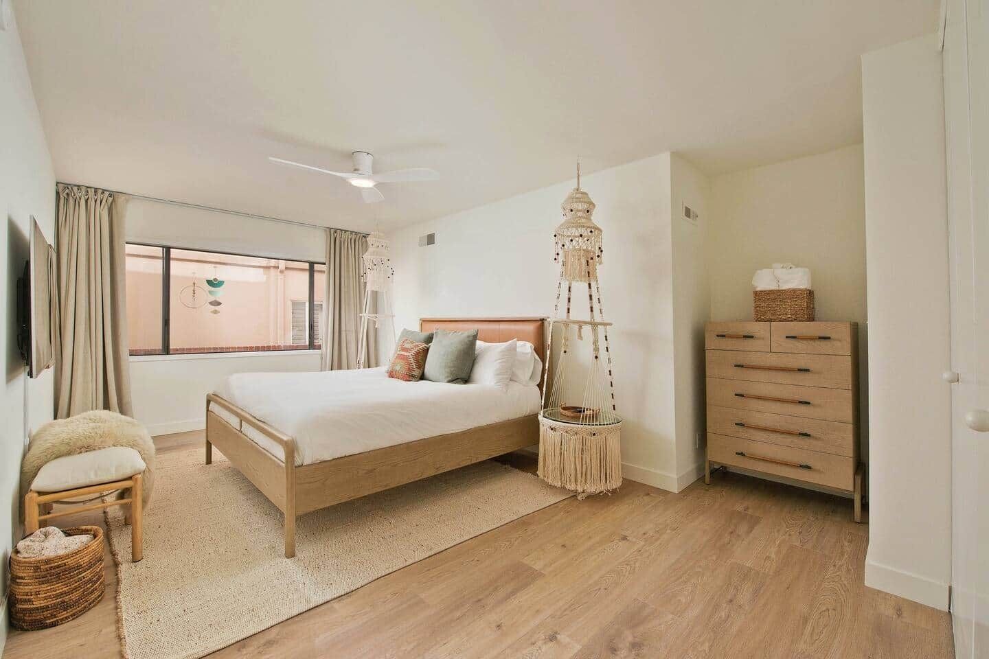 Tabla de planchar con plancha, wifi y ropa de cama 