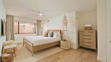 Tabla de planchar con plancha, wifi y ropa de cama