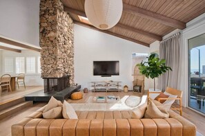 Televisión y chimenea 