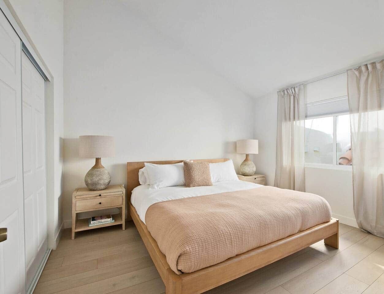 Tabla de planchar con plancha, wifi y ropa de cama 