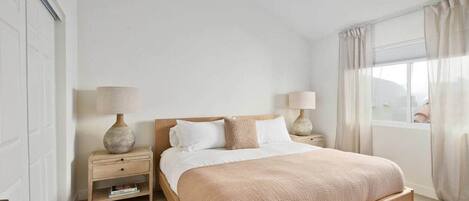 Tabla de planchar con plancha, wifi y ropa de cama