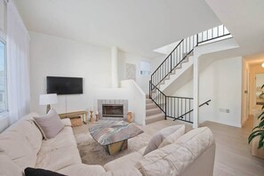 TV - Rooftop w/ Ocean Views, 2 Bedroom Beach Townhouse (Manhattan Beach)