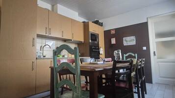 Een koelkast/vriezer, een magnetron, een oven, een kookplaat