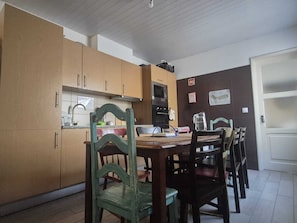 Een koelkast/vriezer, een magnetron, een oven, een kookplaat