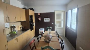 Full-size fridge, microwave, oven, stovetop