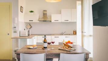 Réfrigérateur, micro-ondes, plaque de cuisson, lave-vaisselle