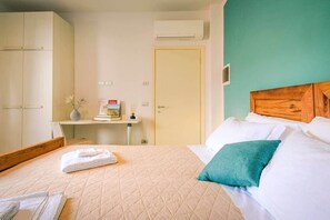 1 bedroom, iron/ironing board, WiFi, bed sheets - La Rosa nel Borgo – Suite with Balcony & Garage (La Morra)