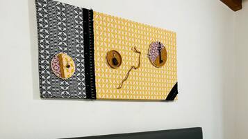 Een strijkplank/strijkijzer, wifi, beddengoed