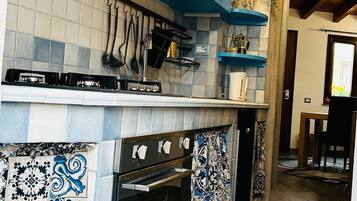 Frigorifero, microonde, forno, piano cottura