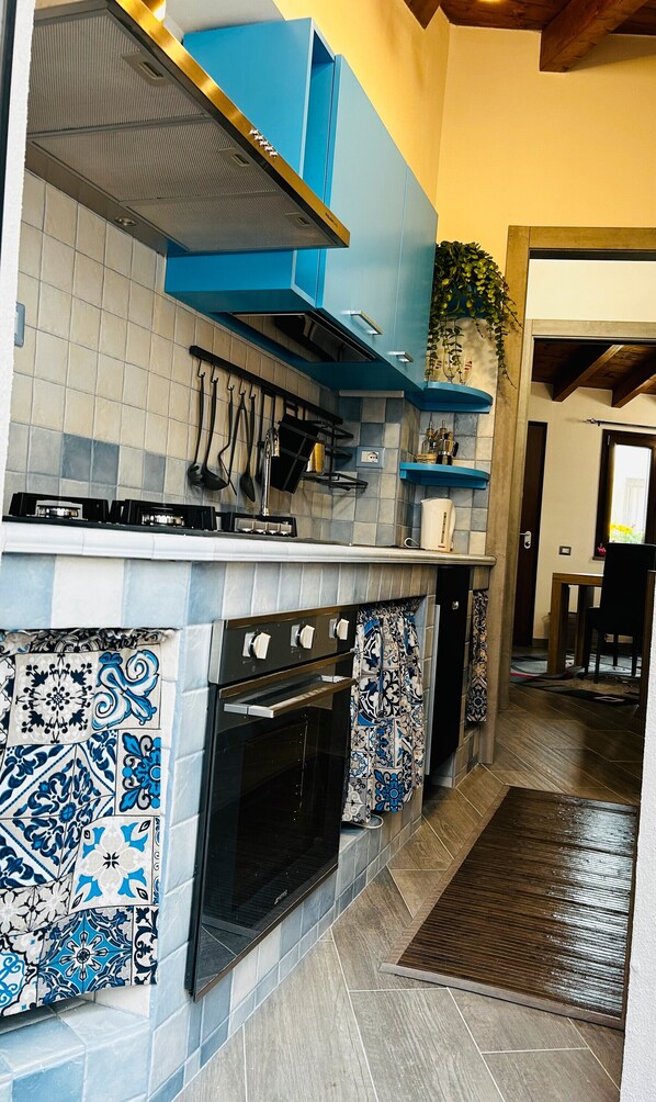 Frigorifero, microonde, forno, piano cottura