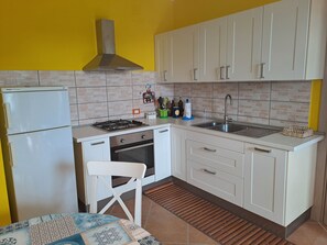 ثلاجة، فرن، موقد طهي مسطح، ماكينة لصنع القهوة/الشاي