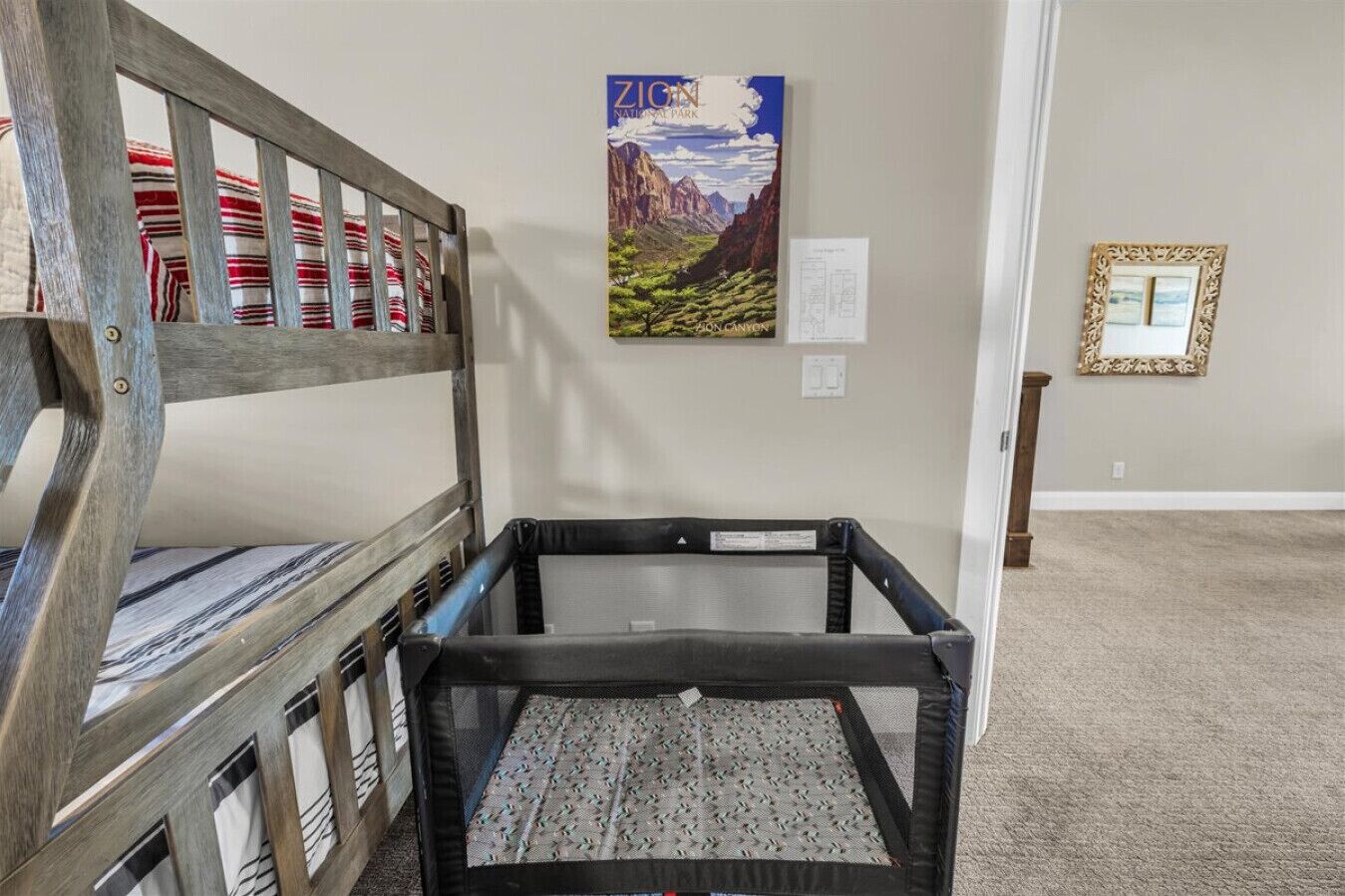 3 soverom, skrivebord og reiseseng for barn