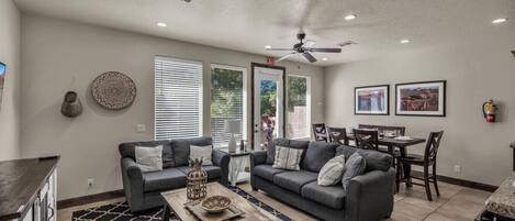 Videojuegos, mesa de ping pong, libros, videoteca