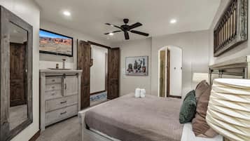 3 habitaciones, escritorio y tabla de planchar con plancha