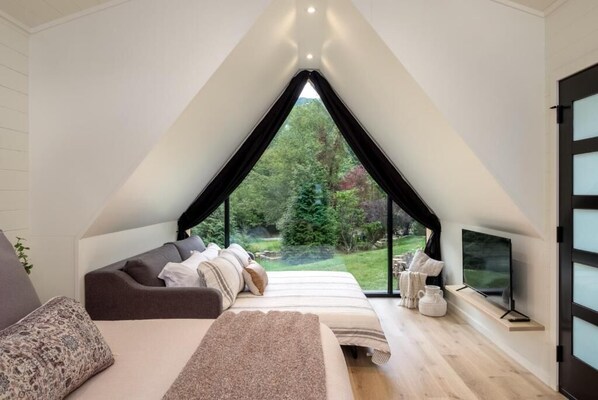 Deluxe Cabin, Garden View | Free WiFi, bed sheets - The A-Frame Collection - Solace (Balsam Grove)