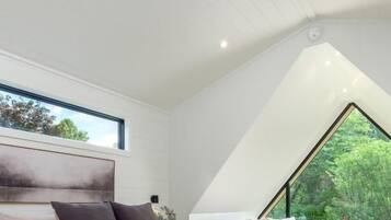 Deluxe Cabin, Garden View | Free WiFi, bed sheets