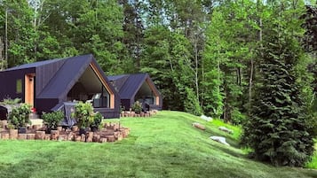 Deluxe Cabin, Garden View | Living area | Smart TV