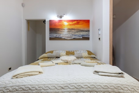 1 bedroom, WiFi, bed sheets. Apartment 'L'aurora' with Shared Terrace, Wi-Fi and Air Conditioning