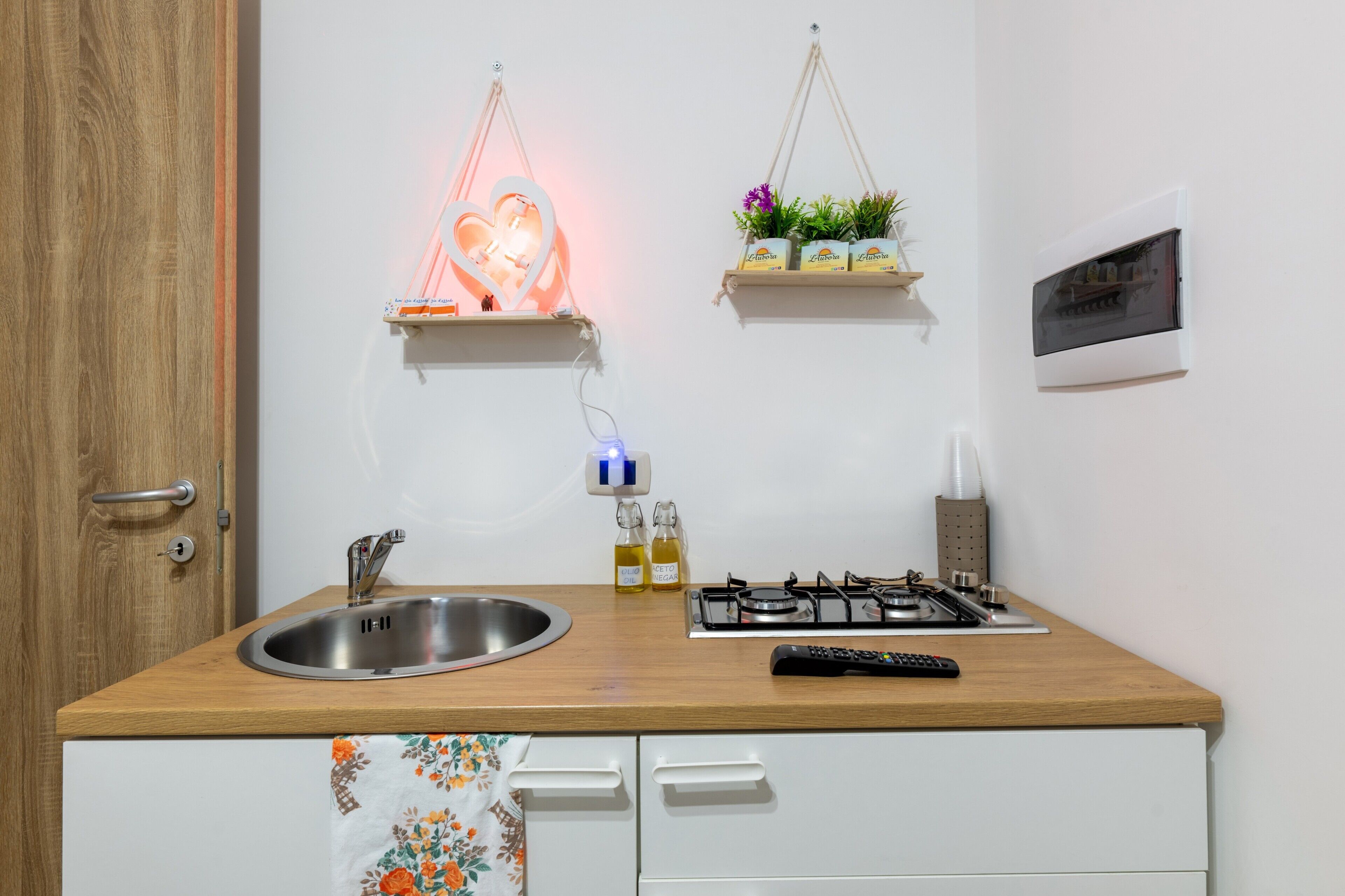 Geladeira, cooktop, cafeteira/chaleira