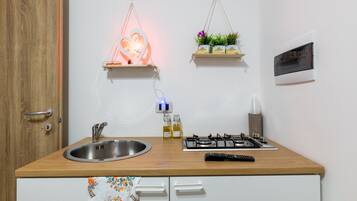 Geladeira, cooktop, cafeteira/chaleira