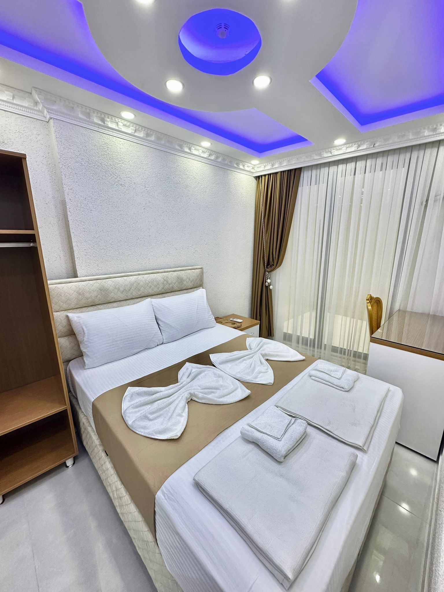 Elite Room | Desk, laptop workspace