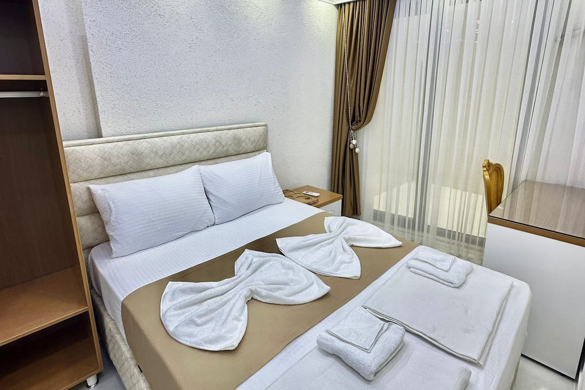 Elite Room | Desk, laptop workspace