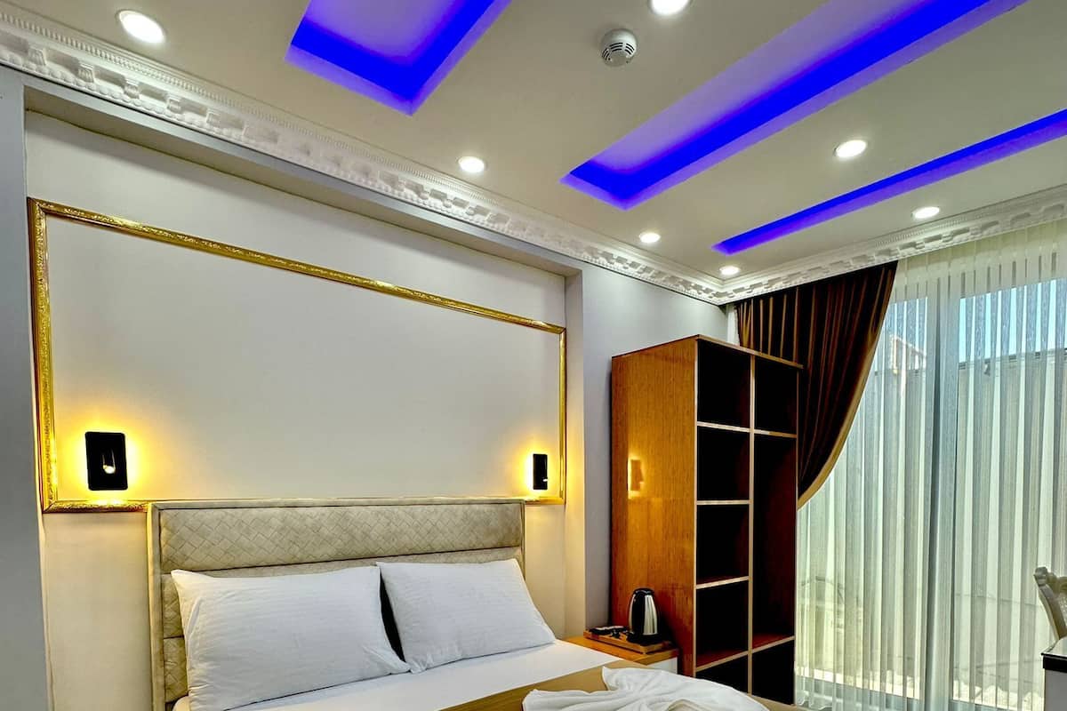 Deluxe Room | Desk, laptop workspace