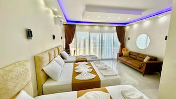 Suite estudio Premier | Escritorio y espacio para trabajar con un portátil