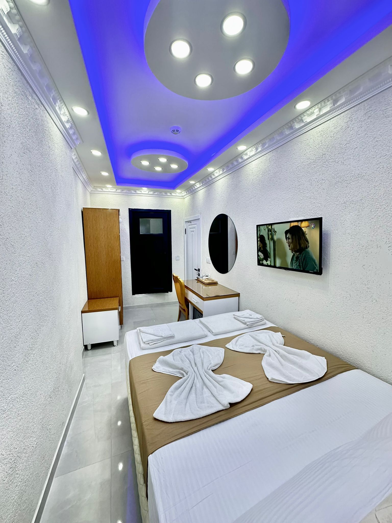 Romantic Room | Desk, laptop workspace